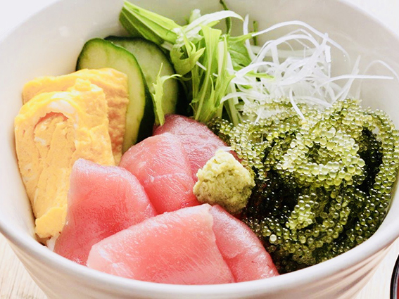 海ぶどう丼 あぐー島豚丼 石垣牛の牛丼 生マグロ丼など沖縄創作料理を紹介します